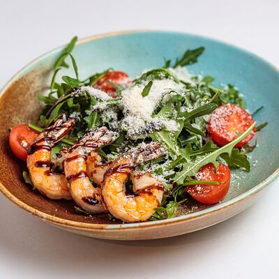 Салат из рукколы, тигровых креветок и сыра пармезан в Грин по цене 1245 ₽