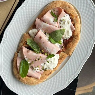 Лепешка с мортаделлой и страчателлойв Salva dor bistro по цене 530 ₽
