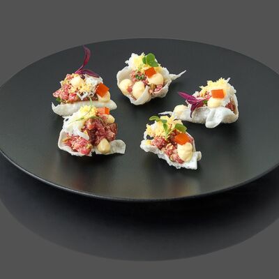 Тартар из говядины с мармеладом из томатов в Кабуки по цене 1270 ₽