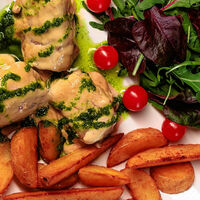 Медальоны под сливочно-горчичным соусом с гарниром из картофельных долек в Рестобар Литера