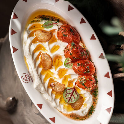 Маринованные черри с кремом мацони и печёным чесноком в ЮжанеГорожане по цене 558 ₽