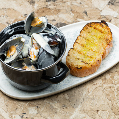 Мидии беломорские в сливочно-сырном соусе в Чизерия Восточный по цене 1490 ₽