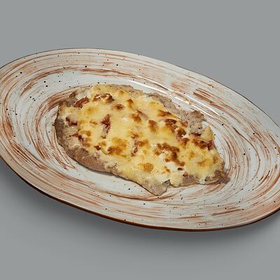 Филе цыпленка с помидорами и болгарским перцем под сыром в Лукоморье по цене 355 ₽