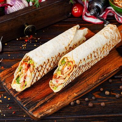 Шаурма Цезарь с курицей в Много мяса по цене 480 ₽