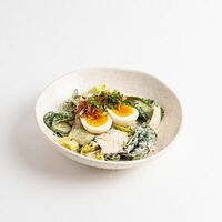 Салат с курицей и яйцом под соусом из копчёных колбасок в Британские Пекарни