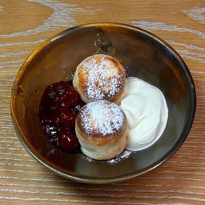 Сырники со сметаной и томленой вишней в Desserto Десерто по цене 310 ₽
