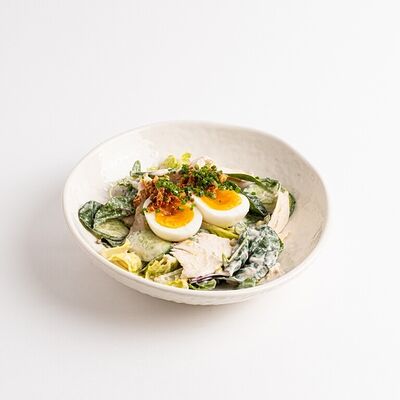 Салат с курицей и яйцом под соусом из копчёных колбасок в Британские Пекарни по цене 495 ₽