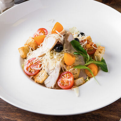 Салат Цезарь с курочкой домашнего копчения в Кафе RSC по цене 220 ₽