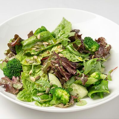 Большой зелёный салат с брокколи в Castor'ka по цене 900 ₽