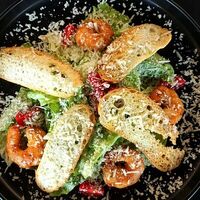 Салат Цезарь с креветками в Rollup