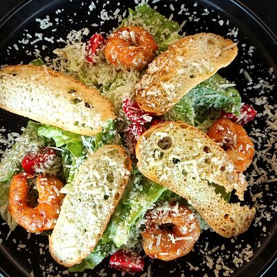 Салат Цезарь с креветками в Rollup по цене 670 ₽