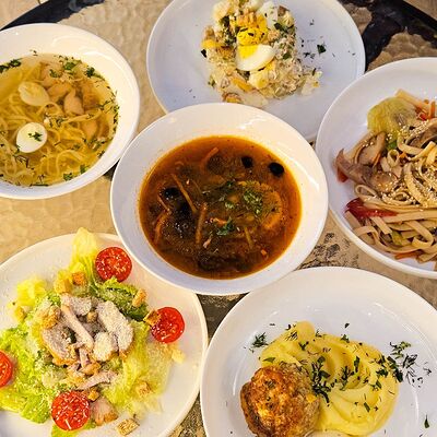 Куриный суп + Куриная котлета с картофельным пюре (Бизнес-ланч) в Travelers Coffee по цене 750 ₽