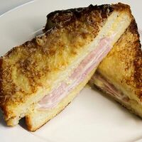 Крок-Месье с ветчиной и сыром в Стейк & Эггс