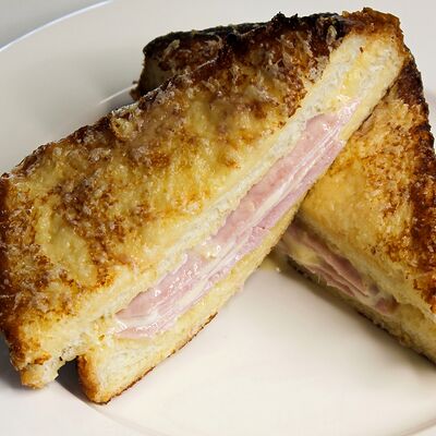 Крок-Месье с ветчиной и сыром в Стейк & Эггс по цене 473 ₽