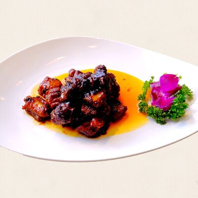 Жареные свиные ребрышки в кисло-сладком соусе в Золотая панда по цене 1517 ₽