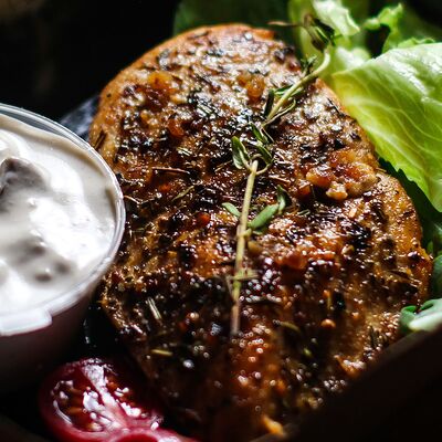 Куриная грудка печеная с травами в Капуцин Кирова по цене 580 ₽