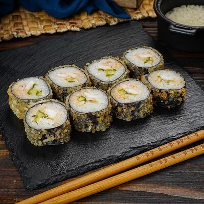 Горячий ролл с тигровыми креветками в темпуре и сухарями в Fast Япония Premium Sushi по цене 693 ₽