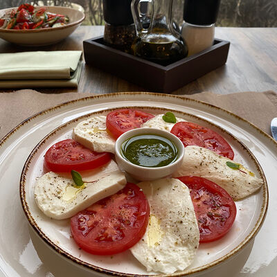 Салат Капрезе в Bellagio по цене 980 ₽