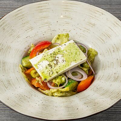 Салат из свежих овощей с греческим сыромв Brasserie Kriek по цене 660 ₽