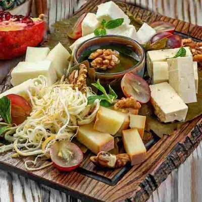 Ассорти кавказских сыров S в Тут харчо по цене 575 ₽