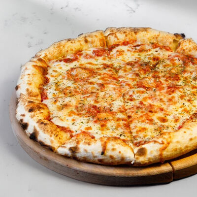 Пицца Маргарита в Pizzeria by Cheeseria по цене 640 ₽