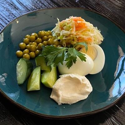 Яйцо с капустным салатом, горошкомв Длинный нос по цене 190 ₽