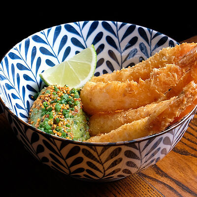 Тигровые креветки в миндальной панировке с гуакамоле в Ezo Izakaya по цене 750 ₽