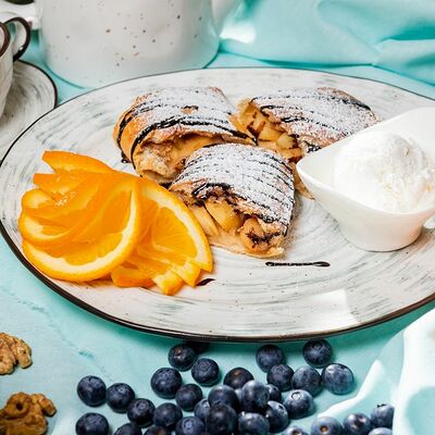 Штрудель яблочный в Алаверды по цене 420 ₽