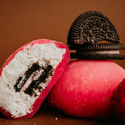 Моти Клубничный Орео в ARTMACARON по цене 400 ₽