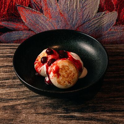 Нежные сырники с вишней и сметаной в Грузинскоебистро Каха по цене 514 ₽