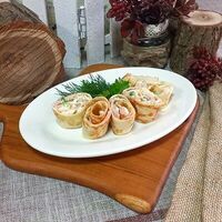 Закуска блинная с огурцом и колбаской в Ложка