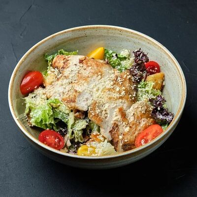 Салат Цезарь с курицей в Mesto Sushi & Grill по цене 590 ₽