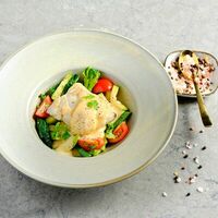 Треска с овощами и шпинатом с соусом в Buonamici