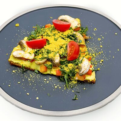 Кусочек сырной пиццы с вялеными шампиньонами в BunnyMoon по цене 590 ₽