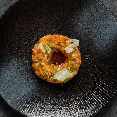 Тартар из семги с кунжутным соусом в Urartu по цене 940 ₽