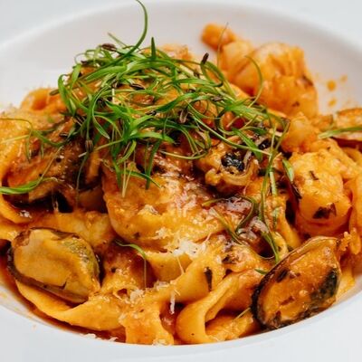 Паста с морепродуктами в соусе сливочный биск в Cruise по цене 700 ₽