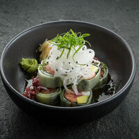 Сашими ролл в огурце с лососем, тунцом и креветкой в Ikigai