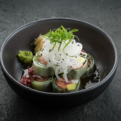 Сашими ролл в огурце с лососем, тунцом и креветкой в Ikigai по цене 750 ₽