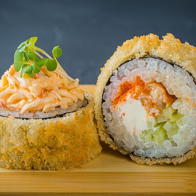 Жареный ролл с камчатским крабом в Yellowfin sushi по цене 1030 ₽