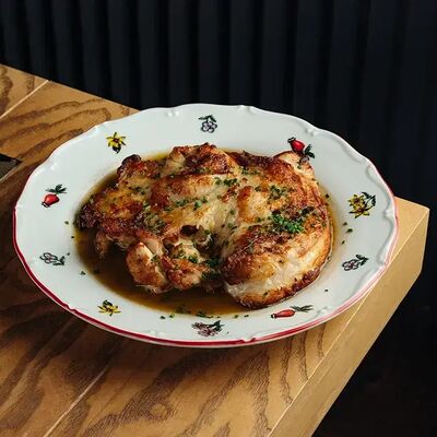 Цыпленок с трюфельным соусом в Мона по цене 1620 ₽