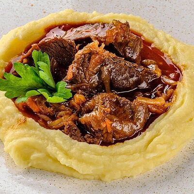 Томленые телячьи щечки с картофельным пюре и соусом демиглас в Чили пицца по цене 900 ₽