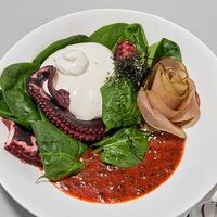 Буратта с осьминогом и карамелизированной грушей в GASTROFISH