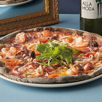 Пицца фрутти ди маре нера 28 см в iL Патио по цене 735 ₽