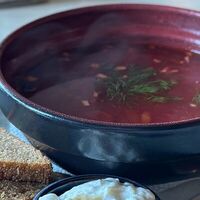 Борщ с гренками, салом и сметаной в La Terrasse