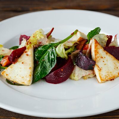 Салат из печеной свеклы с апельсинами и жареным адыгейским сыром в У Ханумы по цене 400 ₽