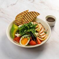 Салат с куриным филе, беконом и авокадо в Бинхартс