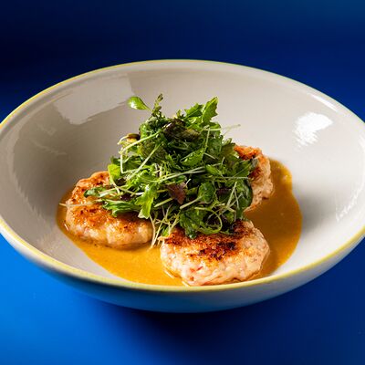 Котлеты из креветки, соус биск, свежий салат в Mates pizzabar по цене 1190 ₽