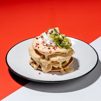 Три панкейка с фруктами и кремом из сгущенки в Yolo по цене 580 ₽