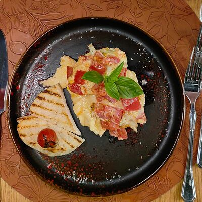 Скрамбл с томатами и тостом из чиабатты в La Vida loca по цене 400 ₽