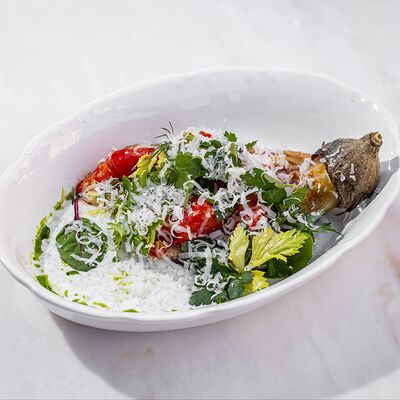 Запеченный баклажан с жареными томатами и соусом дзадзики в Brasserie Lambic по цене 940 ₽